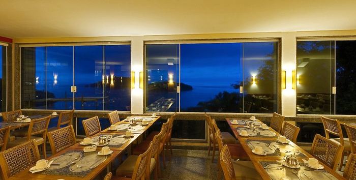 Restaurante do Porto Real Resort ao anoitecer, com vista para a baía